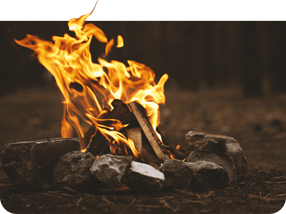 Zbliżenie na ognisko — płomienie i żar