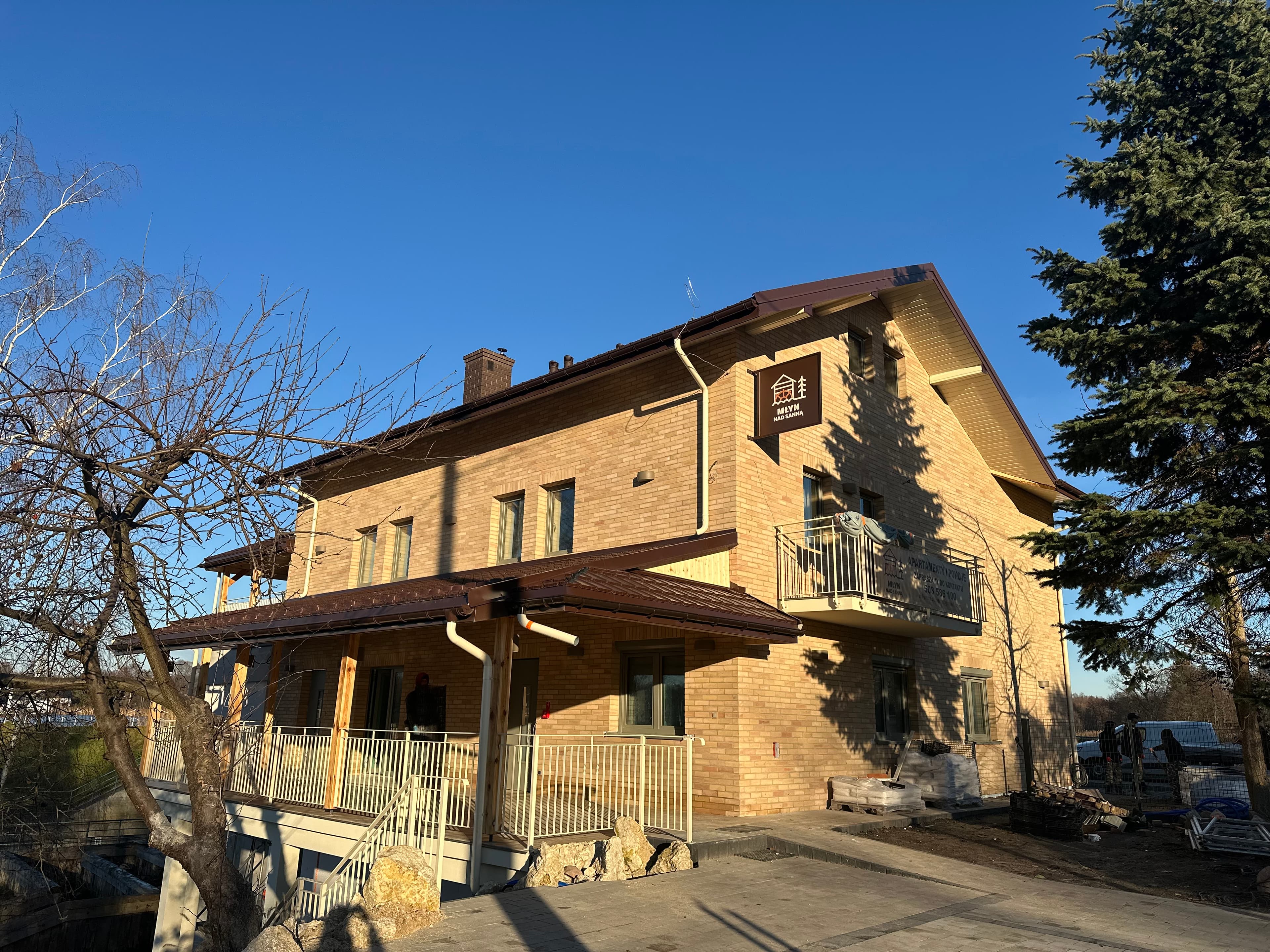 Budynek pensjonatu w złotym świetle